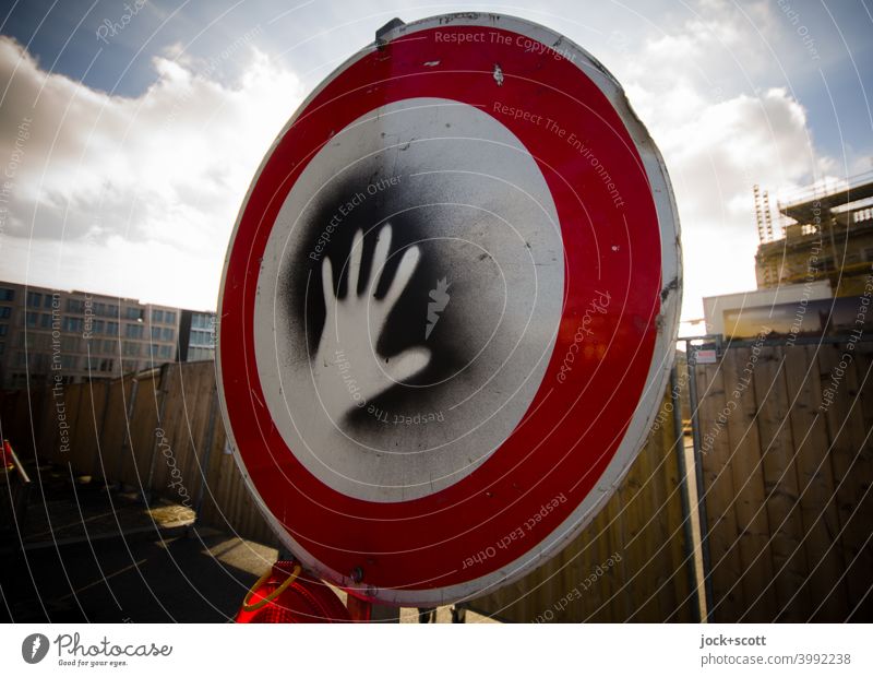 Bitte nicht berühren oder Verbot für Fahrzeuge aller Art Verkehrszeichen Straßenkunst handabdruck Kreativität Bauzaun Baustelle Berlin-Mitte Himmel Wolken