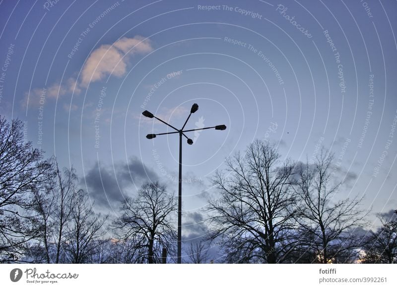 alienartige Straßenlaterne in der Abenddämmerung Lampe Laterne Licht komisch radiär kreisförmig Beleuchtung Parkplatz Himmel 5 Formation Laternenpfahl