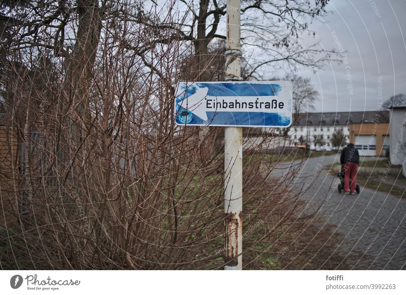 Ähm... wo geht's lang? Einbahnstraße Straße Schilder & Markierungen Verkehrswege Außenaufnahme Farbfoto Verkehrsschild Verkehrszeichen Stadt ausweglos Ausweg