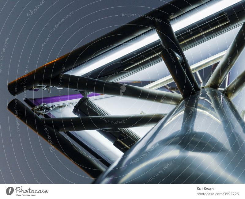 futuristische, weiße, metallische Straßenlaterne/ Werbeschild von unten nach oben aufgenommen Surrealismus Licht Straßenleuchte Lichtmast Laternenpfahl