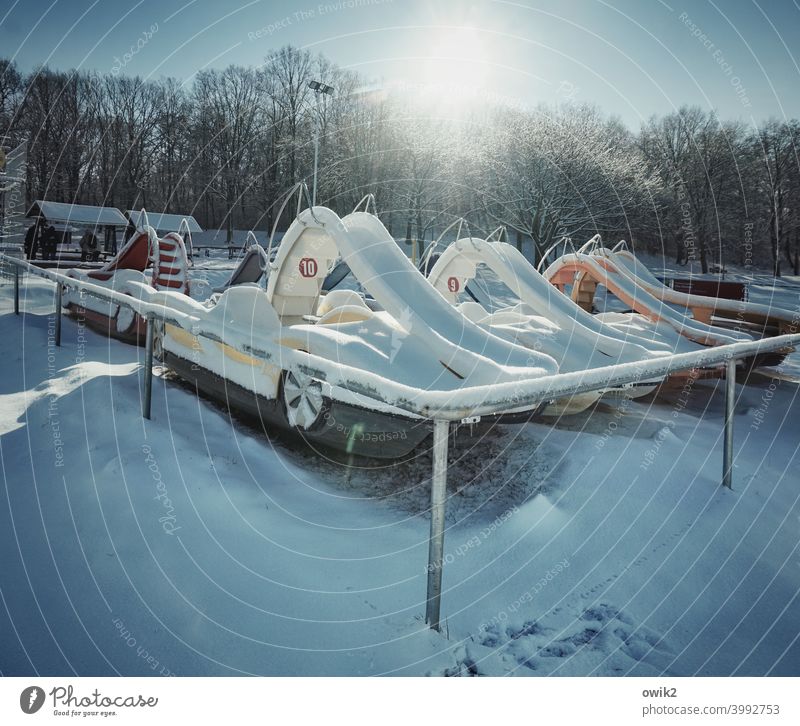 Warten auf besseres Wetter Wasserfahrzeug Winterpause eingemottet warten arbeitslos kalt Sonne Sonnenlicht Gegenlicht Außenaufnahme Schnee Menschenleer Farbfoto