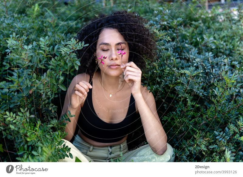 Outdoor-Mode Foto von schönen jungen Frau von Pflanzen umgeben Blume Schönheit Sommer lockig Mädchen Porträt Gesicht Behaarung Model niedlich Lifestyle