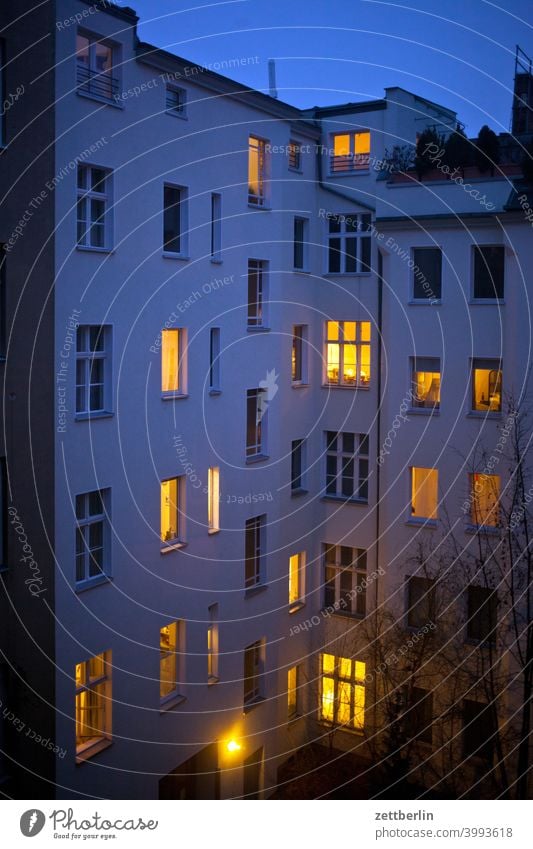 Abend im Hinterhof altbau außen fassade fenster haus hinterhaus hinterhof innenhof innenstadt mauer mehrfamilienhaus menschenleer mietshaus neuschnee schneefall