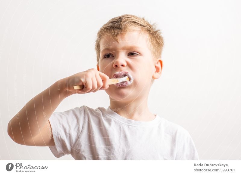 Junge beim Zähneputzen mit einer Bambuszahnbürste Gesundheit Lifestyle Porträt Kindheit niedlich jung Pflege dental Lächeln Zahnbürste Glück Kaukasier mündlich