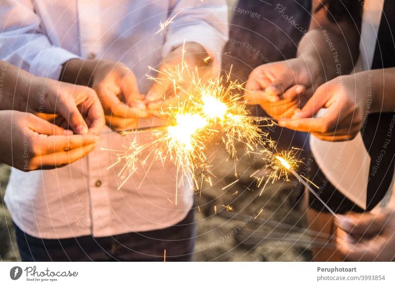 Wunderschöne Wunderkerzen in Menschenhand, Weihnachten und Neujahrskonzept. Hand Licht Hintergrund Feier Abend Beteiligung Nacht Feuerwerk abstrakt Geburtstag