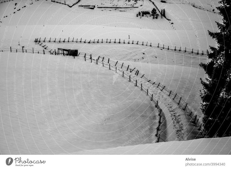 Spuren im Schnee Landschaft Felsen Tal Natur im Freien Berge u. Gebirge Himmel Weg Gipfel reisen wandern blau Hügel alpin Ansicht Ambitus malerisch Panorama