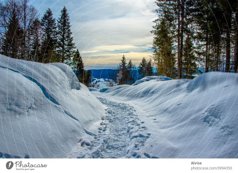 Spur im Schnee Landschaft Felsen Tal Natur im Freien Berge u. Gebirge Himmel Weg Gipfel reisen wandern blau Hügel alpin Ansicht Ambitus malerisch Panorama Fluss