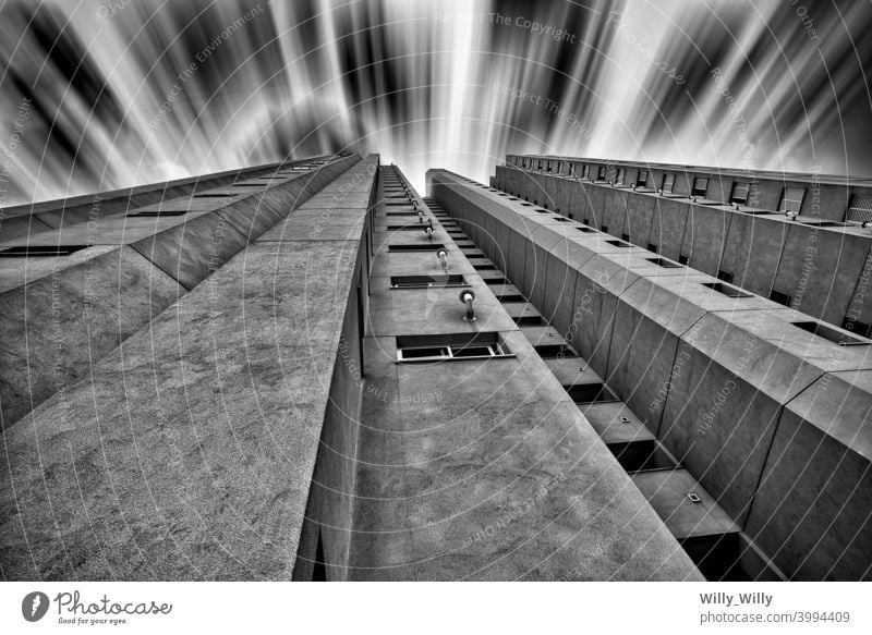 Gebäude Zeitraffer in schwarz-weiß. Architektur Beton Himmel schwarz auf weiß Außenaufnahme São Paulo Straße aufschauend dunkel