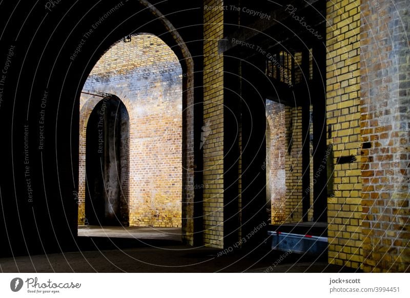 Gewölbehalle im Untergrund Architektur Bauwerk Backstein Strukturen & Formen Lichterscheinung Kunstlicht Gemäuer historisch Raum Halle Prenzlauer Berg Berlin