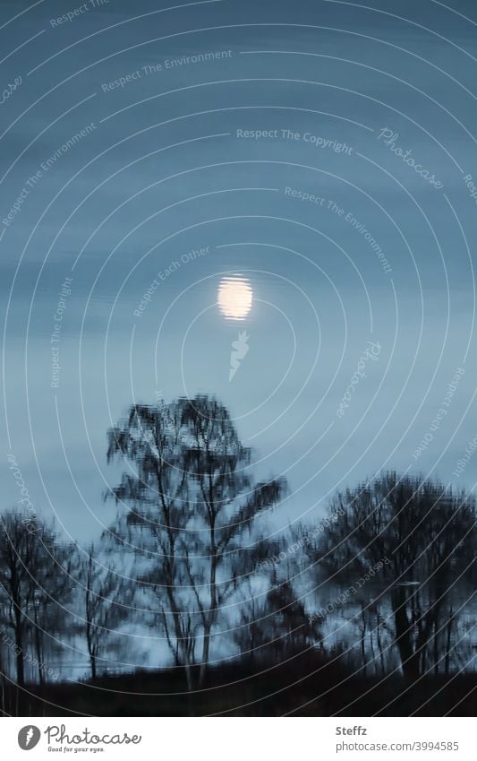 der Mond, scheibchenweise Mondaufgang Mondschein Mondnacht Mondlicht Vollmond Mondspiegelung Mondlandschaft verzerrte Spiegelung Mondscheinlicht Ruhe