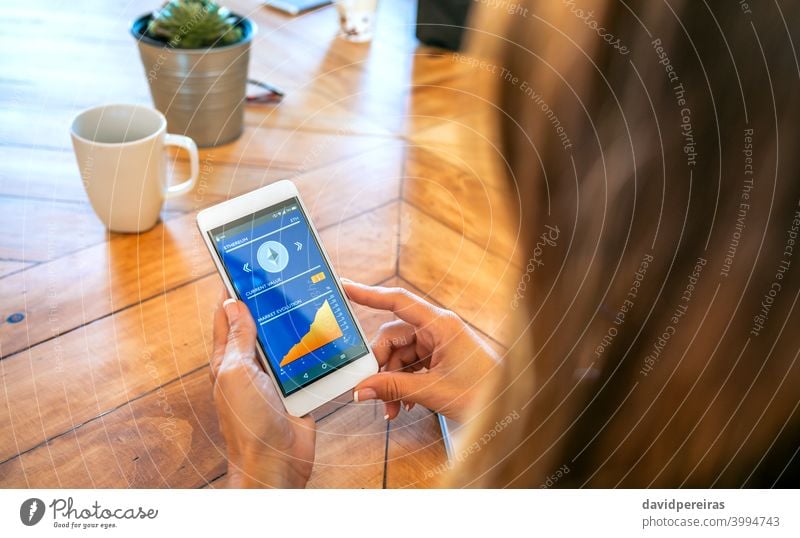Geschäftsfrau sucht Handy mit Ethereum-Informationen unkenntlich Mobile Bildschirm Kryptowährung Büro Marktwert Überprüfung Hände Beteiligung Stromwert Telefon