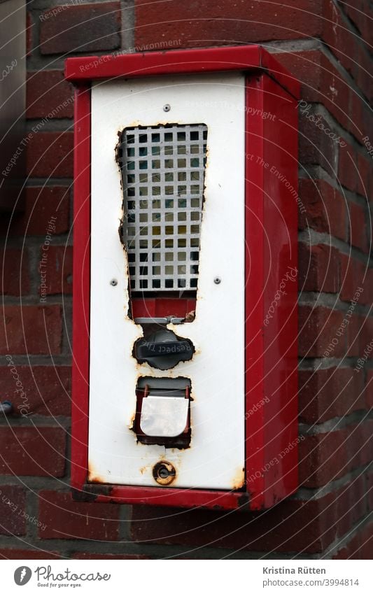 kaugummiautomat verkaufsautomat rot sichtfenster münzeinwurf drehgriff drehmechanismus ausgabe ausgabefach klappe hauswand fassade kaugummis süßigkeiten retro