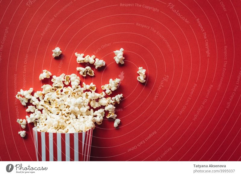 Gestreifte Schachtel mit Popcorn Amuse-Gueule Hintergrund Tasche groß Kasten Eimer Karton Kino klassisch schließen Container Mais knackig geschnitten lecker