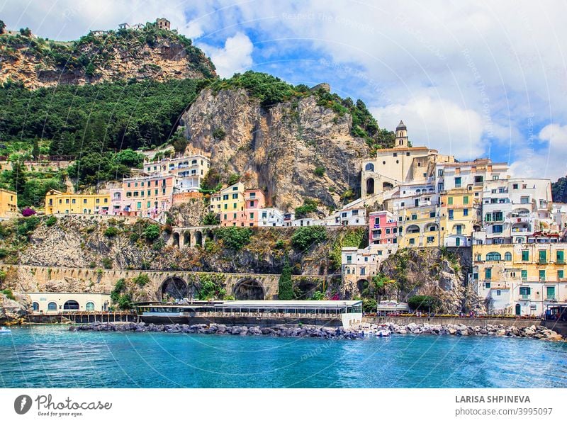 Panoramablick, Luftsilhouette von kleinen Hafen von Amalfi Dorf mit winzigen Strand und bunten Häusern auf Felsen gelegen. Gipfel der Berge an der Amalfiküste, Salerno, Kampanien, Italien