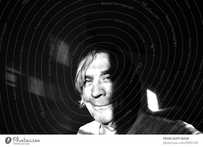 888!  Nur Annäherung / Nie ist dein Bild im Spiegel / Wirklich ganz du selbst Selfie Selbstportrait monochrom Halbprofil Sonnenlicht Schatten Kontrast Dunkeheit