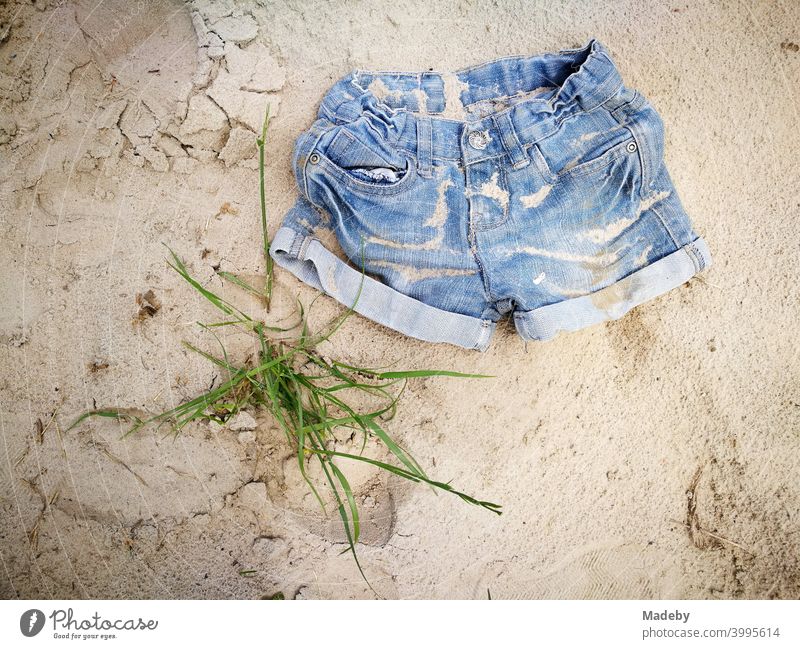 Kurze Jeans als Hot Pants im Sommer in den Ferien an einem einsamen Strand in Ostwestfalen-Lippe Denim Hose Shorts Mode Style Design Lifestyle Sonne Urlaub