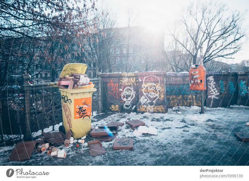 Admiralsbrücke mit überfüllter Mülltonne im Winter in Kreuzberg II Mauer Wand trendy Licht Tag Textfreiraum Mitte Außenaufnahme Experiment Textfreiraum oben