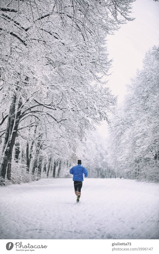 jetzt aber schnell... | Sportlicher Mann rennt durch verschneiten Winterwald eiskalt weißer Himmel wolkig Wintertag Wege & Pfade Im Freien draußensein Natur