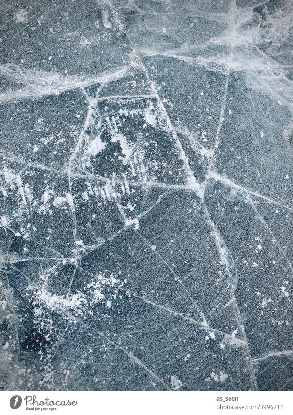 Brüchiges Eis Oberfläche Winter kalt Frost gefroren Schnee Eiskristall frieren weiß Natur Außenaufnahme einbrechen Eisoberfläche blau frostig Menschenleer