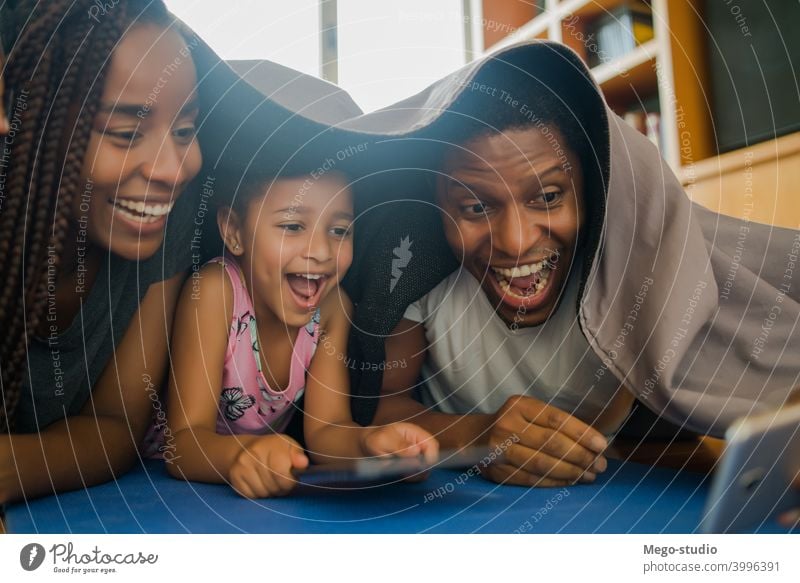 Familie macht ein Selfie mit Telefon. Mobile heimwärts Lifestyle im Innenbereich Handy Kindererziehung Partnerschaft Papi niedlich Mutter Tochter zu Hause