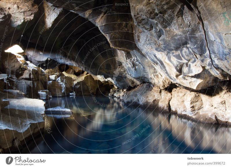 Höhlensee Natur Urelemente Wasser Felsen See Stein ästhetisch Wärme blau gold violett Geothermik geothermale Aktivität Klimawandel unterirdisch edel Temperatur