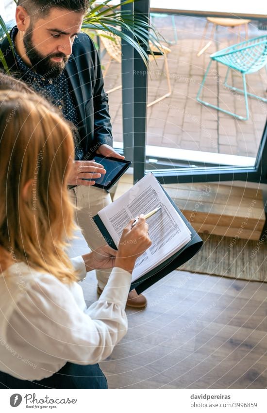 Geschäftsleute bei einem informellen Arbeitstreffen Mitarbeiter Arbeitsteam Überprüfung von Dokumente Unternehmenskonten Auftrag Draufsicht Teamwork