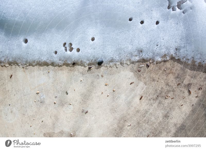 Schnee mit verschiedenen Spuren erholung ferien garten himmel kleingarten kleingartenkolonie menschenleer natur pflanze ruhe schnee schneedecke schrebergarten