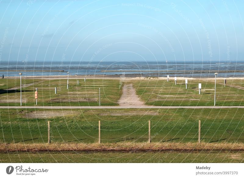 Leerer Campingplatz im Herbst an der Küste der Nordsee in Bensersiel bei Esens in Ostfriesland im schönen Niedersachsen leer Saisonende Nordseeküste Deutschland