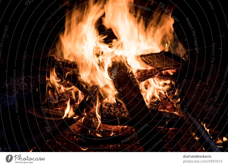 Brennendes Lagerfeuer Dunkel Farben Feuer Fotografie Inhalt Natur braun schwarz Nacht Licht gelb brennen heiß Wärme orange Feuerstelle Menschenleer Glut Holz