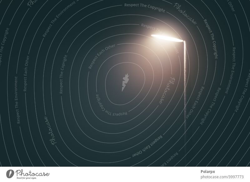 Straßenlaternenmast mit hellem Licht in einem dunstigen Nebel dramatisch Wetter Scheinwerfer wolkig Großstadt Stadt Rauch niemand Szene regnerisch grau