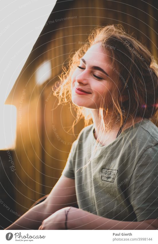 schöne junge Frau grinsend im Gegenlicht fotografiert Fröhlichkeit froh lachen Glück frau portrait Gesicht Tiefenunschärfe Haare & Frisuren Junge Frau Mund