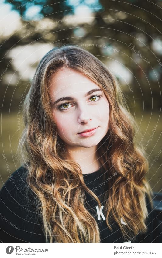 Junge wunderschöne Frau, Portrait Junge Frau Porträt Frontal Nahe Beautyfotografie Gesicht Blick Blick in die Kamera Außenaufnahme feminin