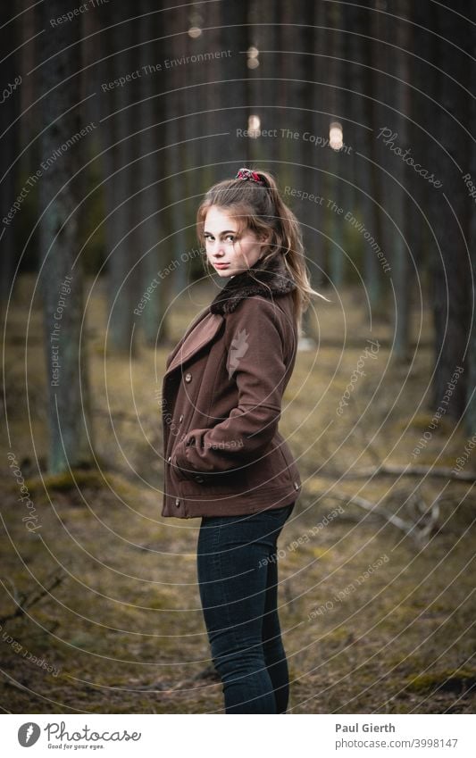 schönes junges Mädchen im Wald; Portrait Schönheit Junge Frau braune Haare rothaarig Bäume lange brennweite lange Haare brünett schöne Frau urban