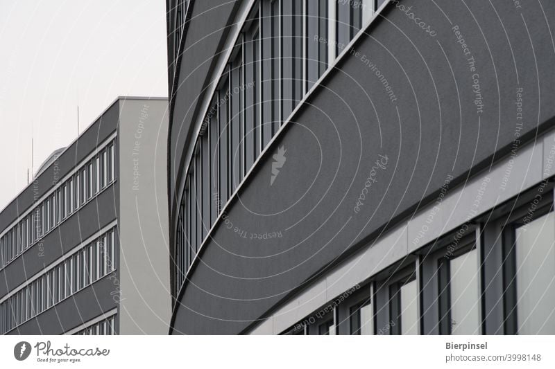 Fensterbänder an einem modernen Bürogebäude in Berlin Fensterband Büros Architektur grau neu Neubau Arbeitsplatz Haus Gebäude Büroarbeitsplätze Büromarkt