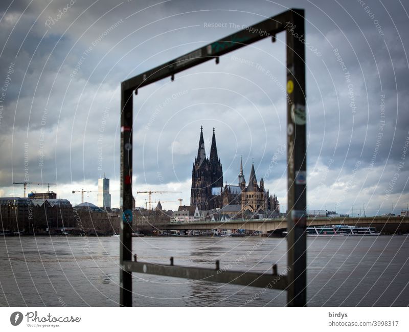 eingerahmter Kölner Dom . Rhein bei Hochwasser zentral Rheinhochwasser dramatischer himmel Wahrzeichen Sehenswürdigkeit Fluss Stadtzentrum Brücke Durchblick