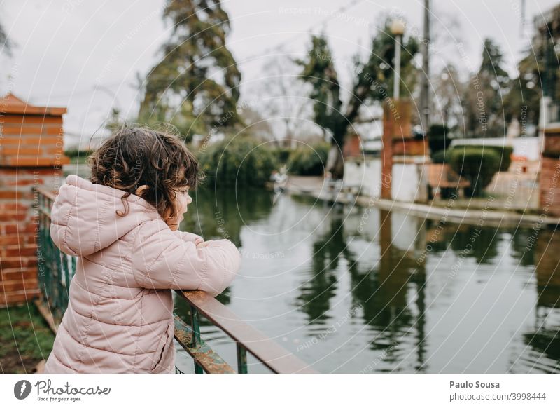 Nettes Mädchen schaut auf den See Kind Kaukasier 1-3 Jahre Park authentisch Natur Mensch Freude Fröhlichkeit Außenaufnahme Tag Kleinkind Lifestyle Kindheit