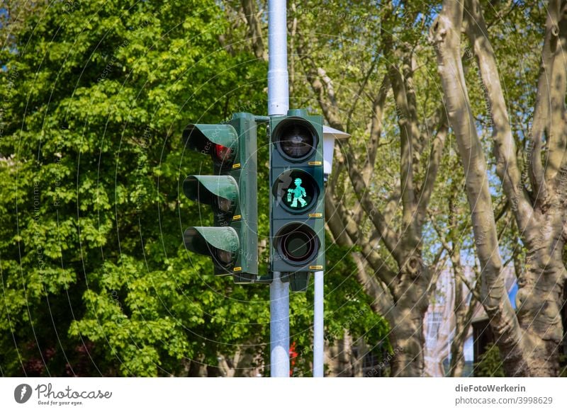 Gehen - grünes Grubenmännchen auf einer Ampel Bergbau Farben grau Außenaufnahme Farbfoto Tag Menschenleer Stadt Straße Verkehrswege Straßenkreuzung