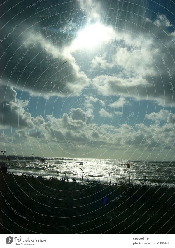 Sun breaking through Wolken Meer Strand Sylt Vogel Wellen Sturm Ferien & Urlaub & Reisen Westerland Sonne hell blau dünen wasser Wind Mensch standkorb Nordsee