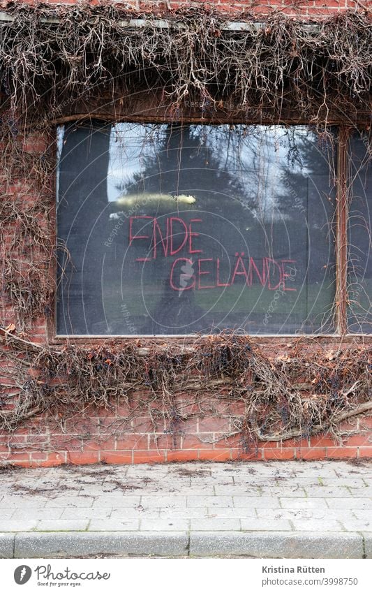 ende gelände geschrieben an fensterscheibe in keyenberg beschriftet text widerstand protest aktionsbündnis bewegung klimagerechtigkeit tagebau garzweiler