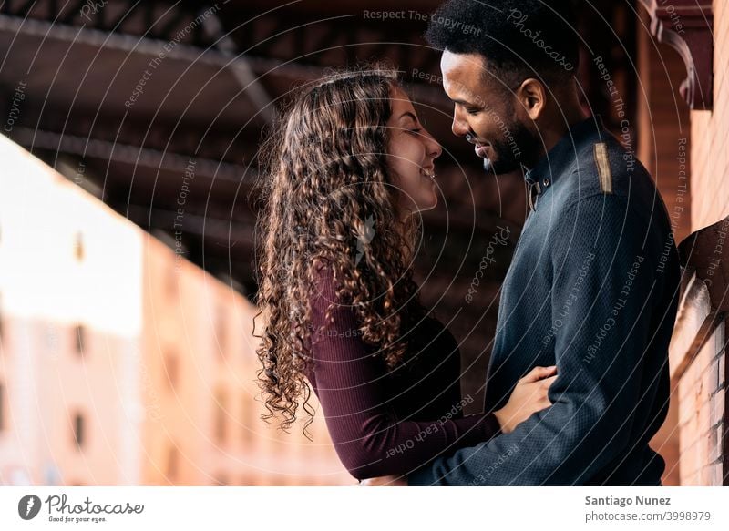 Affectionate Interracial Pärchen Paar interrassisches Paar schwarz Afro-Look Afroamerikaner Vielfalt multirassisch Schwarzer Mann Partnerschaft Straße ethnisch