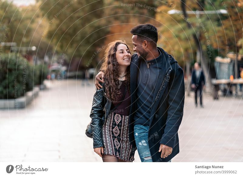 Glückliches Interracial-Paar Partnerschaft interrassisches Paar schwarz Afro-Look Afroamerikaner Vielfalt multirassisch Schwarzer Mann ethnisch multikulturell