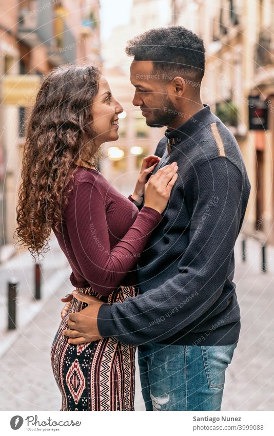 Affectionate Interracial Pärchen Paar interrassisches Paar schwarz Afro-Look Afroamerikaner Vielfalt multirassisch Schwarzer Mann Partnerschaft Straße ethnisch