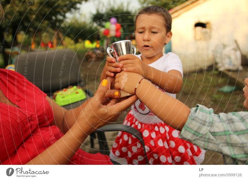 kämpfende Kinder um einen Preis gewinnt Gewinn Gewinner Preisverleihung Erfolg Pokalwettbewerb Pokalspiel triumphal festhalten Ziel zielstrebig Zielerreichung