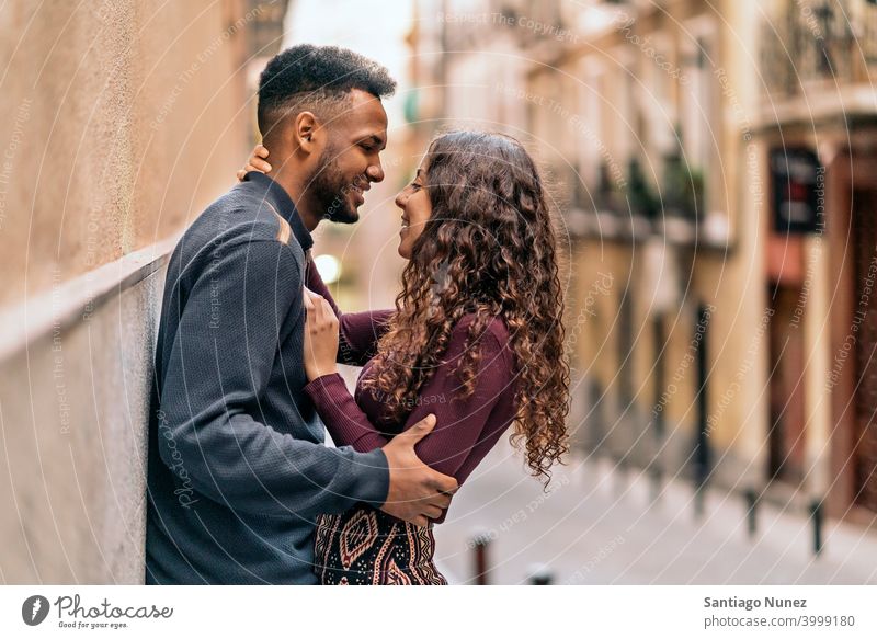 Affectionate Interracial Pärchen Paar interrassisches Paar schwarz Afro-Look Afroamerikaner Vielfalt multirassisch Schwarzer Mann Partnerschaft Straße ethnisch