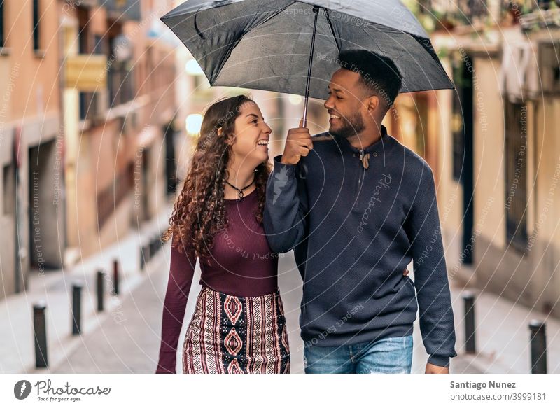 Interracial Pärchen mit Spaß Straße interrassisches Paar schwarz Afro-Look Afroamerikaner Vielfalt Partnerschaft multirassisch Schwarzer Mann ethnisch