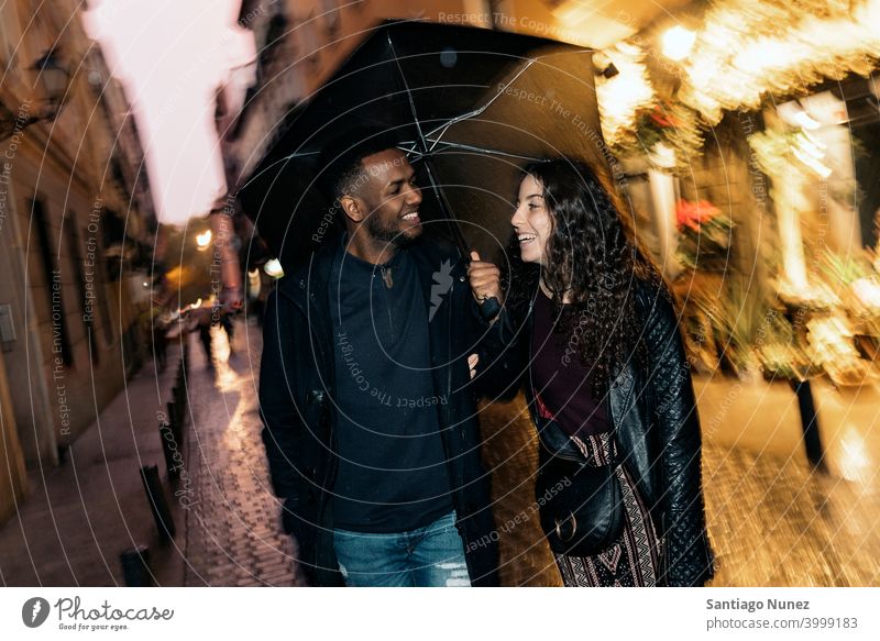 Interracial Pärchen unter dem Regen interrassisch interrassisches Paar schwarz Afro-Look Afroamerikaner Vielfalt multirassisch Schwarzer Mann Partnerschaft