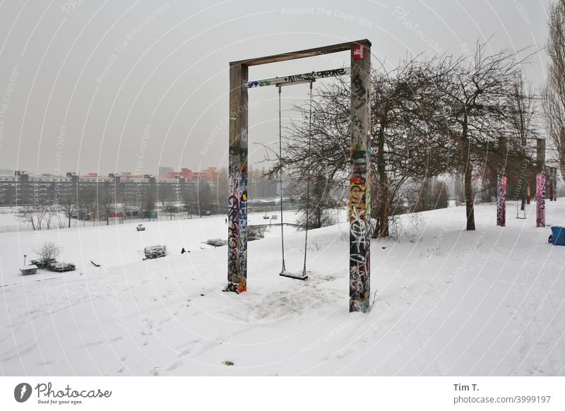 Schaukeln im Winterlichen Mauerpark Berlin Prenzlauer Berg mauerpark Schnee Farbfoto Stadt Außenaufnahme Stadtzentrum Hauptstadt Altstadt Menschenleer Tag Park