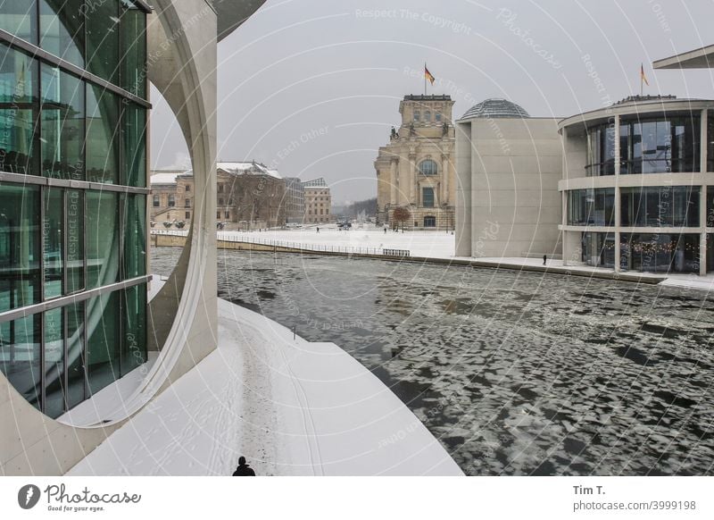 Winter im Berliner Regierungsviertel Spree River cold Architektur Menschenleer Fluss Wasser Deutschland Stadtzentrum Außenaufnahme Hauptstadt Sehenswürdigkeit