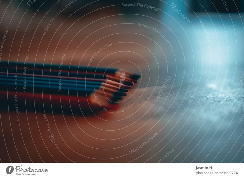 Buntstifte auf Holztisch 2 malen zeichnen Freizeit & Hobby mehrfarbig Schreibwaren bunt Schule Kindheit Farbfoto Kindergarten Kunst Stifte Nahaufnahme Buchcover