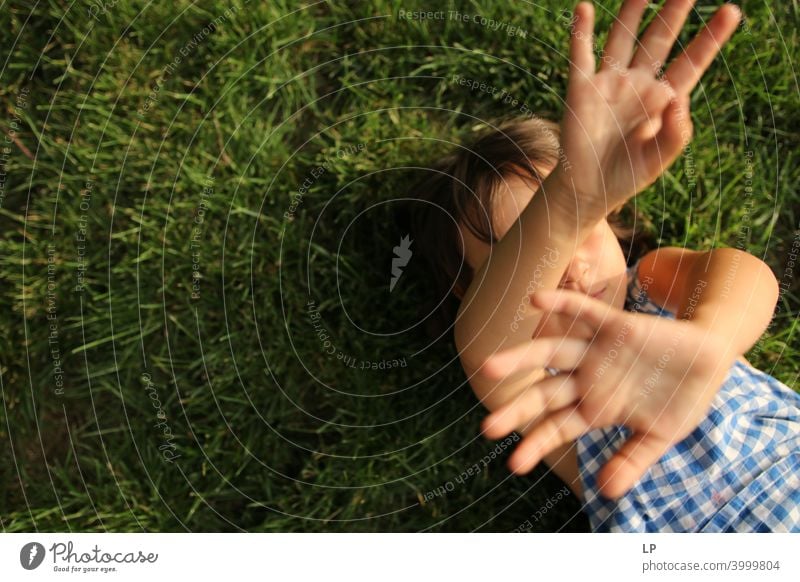 Kind hält die Arme und Handflächen gegen die Kamera Einfühlungsvermögen Gefühle Herausforderung Bedarf beruhigend Vernachlässigung